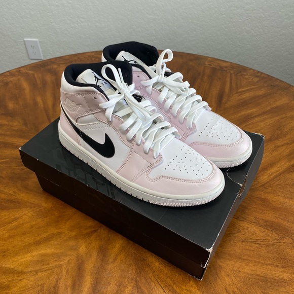 Jordan 1 Mid
Barely Rose - Picture 2 of 6